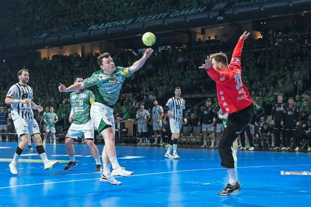15 11 2025, xlakx, Handball Daikin HBL, Fuechse Berlin THW Kiel v l Hakun West Av Teigum Fuechse Berlin , Andreas Wolf THW Kiel duel, duel, fight, tackle Berlin Daniel Lakomski