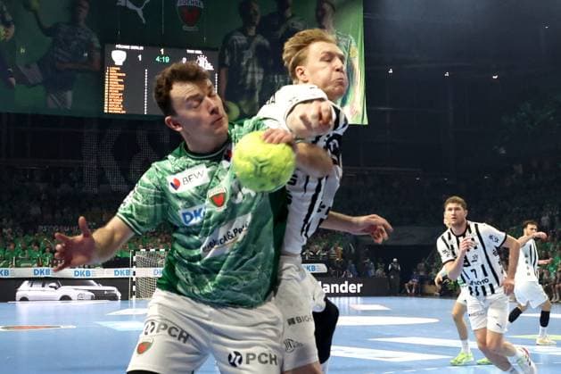 DEU, DHB, 1 HBL, Fuechse Berlin vs THW Kiel, 15 11 2025, Max Schmeling Halle, Berlin, DEU, DHB, 1 HBL, Fuechse Berlin vs THW Kiel, in the picture Hakun West av Teigum Fuechse Berlin 34 , Eric Johansson THW Kiel 21 nordphotoxGmbHx xEngler nph00076