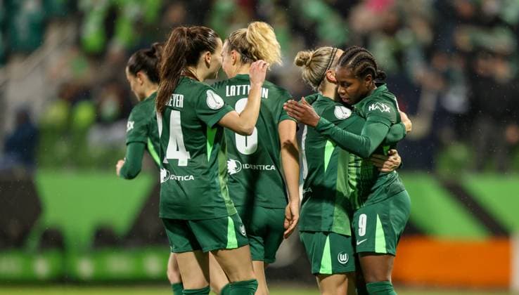 DEU, Wolfsburg, VfL Wolfsburg vs SC Freiburg, DFB Pokal, DFB, Season 2526, AOK Stadion, Round of 16 in the picture Lineth Beerensteyn VfL Wolfsburg 9 scores the goal for 1 0, jubilation and joy DFB DFL REGULATIONS PROHIBIT ANY USE OF PHOTOGRAPHS AS IMAGE SEQUENCES AND OR QUASI VIDEO, 15 11 2025 Copyright: HMBxMedia HendrikxHamelau