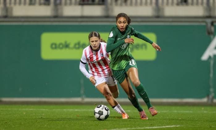 DEU, Wolfsburg, VfL Wolfsburg vs SC Freiburg, DFB Pokal, DFB, Season 2526, AOK Stadion, Round of 16 in the picture from left to right Nia Szenk SC Freiburg 19 , Cora Zicai VfL Wolfsburg 28 DFB DFL REGULATIONS PROHIBIT ANY USE OF PHOTOGRAPHS AS IMAGE SEQUENCES AND OR QUASI VIDEO, 15 11 2025 Copyright: HMBxMedia HendrikxHamelau