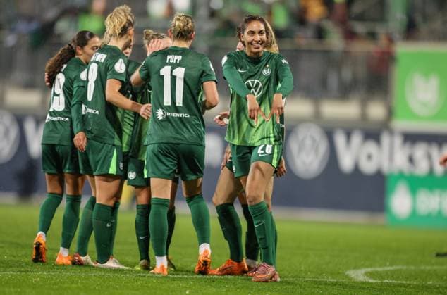 DEU, Wolfsburg, VfL Wolfsburg vs SC Freiburg, DFB Pokal, DFB, Saison 2526, AOK Stadion, Achtelfinale im Bild Cora Zicai VfL Wolfsburg 28 scores the goal for 3 0, Jubel und Freude DFB DFL REGULATIONS PROHIBIT ANY USE OF PHOTOGRAPHS AS IMAGE SEQUENCES AND OR QUASI VIDEO, 15 11 2025 Copyright: HMBxMedia HendrikxHamelau