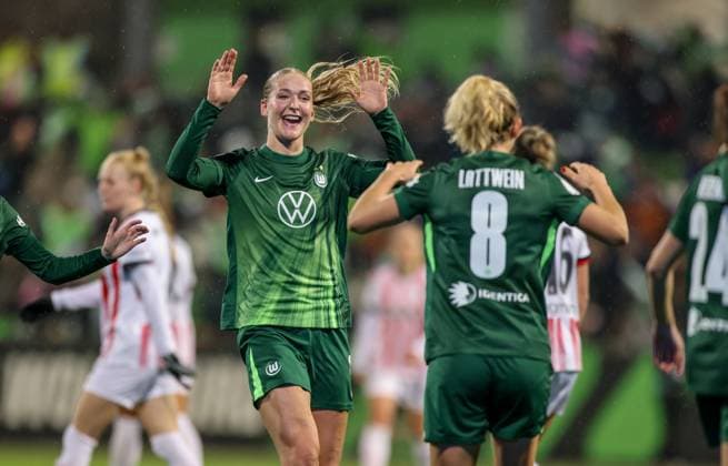 DEU, Wolfsburg, VfL Wolfsburg vs SC Freiburg, DFB Pokal, DFB, Season 2526, AOK Stadion, Round of 16 in the picture Lineth Beerensteyn VfL Wolfsburg 9 scores the goal for 1 0, cheers and joy with Camilla Küver VfL Wolfsburg 16 DFB DFL REGULATIONS PROHIBIT ANY USE OF PHOTOGRAPHS AS IMAGE SEQUENCES AND OR QUASI VIDEO, 15 11 2025 Copyright: HMBxMedia HendrikxHamelau
