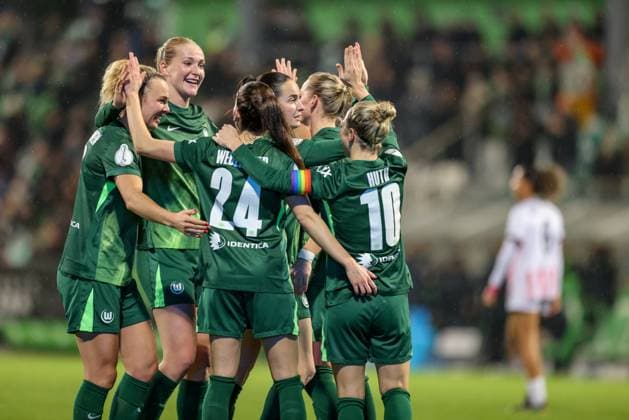 DEU, Wolfsburg, VfL Wolfsburg vs SC Freiburg, DFB Pokal, DFB, Season 2526, AOK Stadion, Round of 16 in the picture Lineth Beerensteyn VfL Wolfsburg 9 scores the goal for 1 0, Camilla Küver VfL Wolfsburg 16 cheers and is happy, Lena Lattwein VfL Wolfsburg 8 DFB DFL REGULATES PROHIBIT ANY USE OF PHOTOGRAPHS AS IMAGE SEQUENCES AND OR QUASI VIDEO, 15 11 2025 Copyright: HMBxMedia HendrikxHamelau