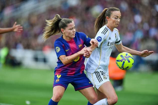 FC Barcelona, Barca v REAL MADRID. LLUIS COMPANYS OLYMPIC STADIUM,BARCELONA. November 15,2025 FC BARCELONA vs REAL MADRID. November 15,2025 Claudia Pina (9) of FC Barcelona vies with Weir (10) of Real Madrid during the match between FC Barcelona and Real Madrid corresponding to the eleventh day of the La Liga F Moeve at Lluis Companys Olympic Stadium of Montjuic in Barcelona, Spain, on November 15, 2025. Barcelona ESP Copyright: xS.xRosx