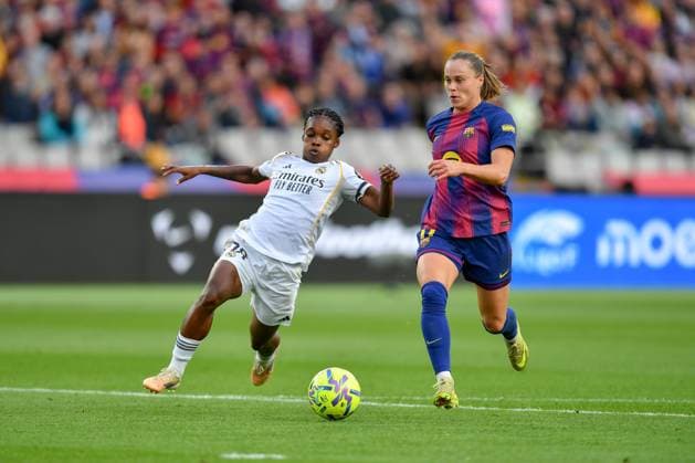 FC Barcelona, Barca v REAL MADRID. LLUIS COMPANYS OLYMPIC STADIUM,BARCELONA. November 15,2025 FC BARCELONA vs REAL MADRID. November 15,2025 Pajor (17) of FC Barcelona vies with Linda C. (18) of Real Madrid during the match between FC Barcelona and Real Madrid corresponding to the eleventh day of the La Liga F Moeve at Lluis Companys Olympic Stadium of Montjuic in Barcelona, Spain, on November 15, 2025. Barcelona ESP Copyright: xS.xRosx