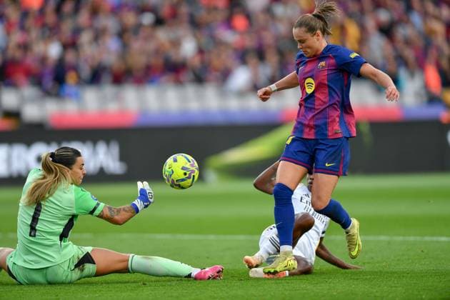 FC Barcelona, Barca v REAL MADRID. LLUIS COMPANYS OLYMPIC STADIUM,BARCELONA. November 15,2025 FC BARCELONA vs REAL MADRID. November 15,2025 Pajor (17) of FC Barcelona vies with Linda C. (18) of Real Madrid and Misa (1) goalkeeper of Real Madrid during the match between FC Barcelona and Real Madrid corresponding to the eleventh day of the La Liga F Moeve at Lluis Companys Olympic Stadium of Montjuic in Barcelona, Spain, on November 15, 2025. Barcelona ESP Copyright: xS.xRosx