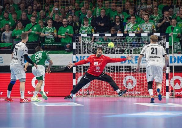 Handball, Men, Season 2025 2026, DAIKIN Handball Bundesliga 12 Matchday , Füchse Berlin THW Kiel, v l Tim Freihöfer Füchse Berlin throws a goal against goalkeeper Andreas Wolff Kiel , 15 11 2025, Copyright: xSebastianxRäppold MatthiasxKochx