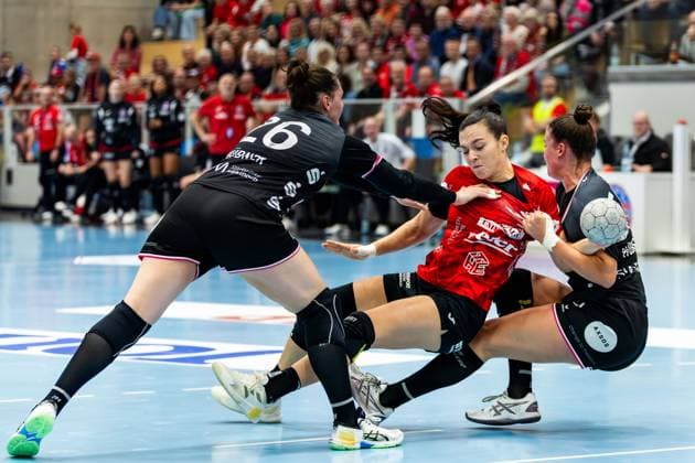 15 11 2025, GER, Handball, Women, Season 2025 2026, Alsco 1 Bl, 8 Matchday, Thueringer HC TuS Metzingen Svenja Huebner TuS Metzingen , Jana Scheib Thueringer HC,20 99947 Bad Langensalza Salza Halle Sporthalle Mehrz Thüringen Germany