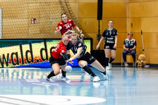 15 11 2025, GER, Handball, Women, Season 2025 2026, Alsco 1 Bl, 8 Matchday, Thueringer HC TuS Metzingen Klara Schlegel TuS Metzingen , Rikke Hoffbeck Petersen Thueringer HC,22 99947 Bad Langensalza Salza Halle Sporthalle Mehrz Thüringen Germany