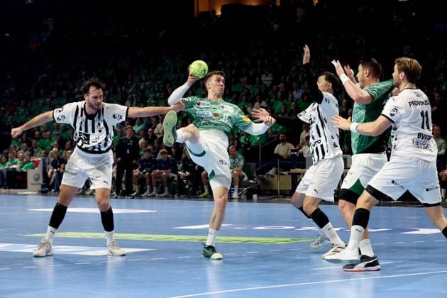 DEU, DHB, 1 HBL, Fuechse Berlin vs THW Kiel, 15 11 2025, Max Schmeling Halle, Berlin, DEU, DHB, 1 HBL, Fuechse Berlin vs THW Kiel, pictured Lasse Andersson Fuechse Berlin 11 , Mijajlo Marsenic Fuechse Berlin 93 , VERON NACINOVIC THW Kiel 93 , Domagoj Duvnjak THW Kiel 4 , Petter Overby THW Kiel 11 nordphotoxGmbHx xEngler nph00076
