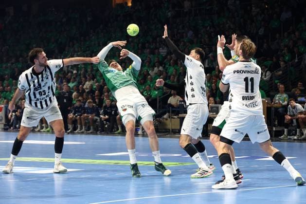 DEU, DHB, 1 HBL, Fuechse Berlin vs THW Kiel, 15 11 2025, Max Schmeling Halle, Berlin, DEU, DHB, 1 HBL, Fuechse Berlin vs THW Kiel, pictured Lasse Andersson Fuechse Berlin 11 , Mijajlo Marsenic Fuechse Berlin 93 , VERON NACINOVIC THW Kiel 93 , Domagoj Duvnjak THW Kiel 4 , Petter Overby THW Kiel 11 nordphotoxGmbHx xEngler nph00076