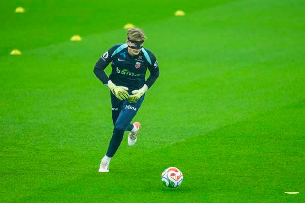Training with the Norwegian men s national football team Milan , Italy 20251115 Norway s goalkeeper Sander Tangvik during a training session with the Norwegian men s national football team at San Siro before the World Cup qualifier against Italy Photo Fredrik Varfjell NTB Milano Italy EDITORIAL USE ONLY RESTRICTED USE FOR BETTING COMPANIES  Copyright: xFredrikxVarfjellx xNTBx