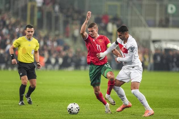 Turkiye v Bulgaria - 2026 FIFA World Cup, WM, Weltmeisterschaft, Fussball UEFA Qualifiers BURSA, TURKIYE - NOVEMBER 15: Zeki Celik (R) of Turkiye in action against Kiril Despodov (L) of Bulgaria during the 2026 FIFA World Cup UEFA Qualifiers Group E football match between Turkiye and Bulgaria at Ataturk Sports Complex Matli Stadium in Bursa, Turkiye, on November 15, 2025. Arife Karakum Anadolu Bursa Turkey. Editorial use only. Please get in touch for any other usage.  Copyright: x2025xAnadoluxArifexKarakumx