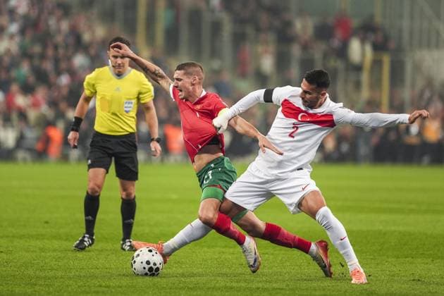 Turkiye v Bulgaria - 2026 FIFA World Cup, WM, Weltmeisterschaft, Fussball UEFA Qualifiers BURSA, TURKIYE - NOVEMBER 15: Zeki Celik (R) of Turkiye in action against Kiril Despodov (L) of Bulgaria during the 2026 FIFA World Cup UEFA Qualifiers Group E football match between Turkiye and Bulgaria at Ataturk Sports Complex Matli Stadium in Bursa, Turkiye, on November 15, 2025. Arife Karakum Anadolu Bursa Turkey. Editorial use only. Please get in touch for any other usage.  Copyright: x2025xAnadoluxArifexKarakumx