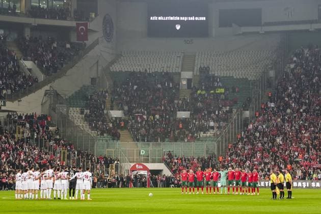 Turkiye v Bulgaria - 2026 FIFA World Cup, WM, Weltmeisterschaft, Fussball UEFA Qualifiers BURSA, TURKIYE - NOVEMBER 15: Players and fans observe a moment of silence for Turkish soldiers who died in a military cargo plane crash on the Azerbaijan-Georgia border before the 2026 FIFA World Cup UEFA Qualifiers Group E match between Turkiye and Bulgaria at Ataturk Sports Complex Matli Stadium in Bursa, Turkiye, on November 15, 2025. Arife Karakum Anadolu Bursa Turkey. Editorial use only. Please get in touch for any other usage.  Copyright: x2025xAnadoluxArifexKarakumx