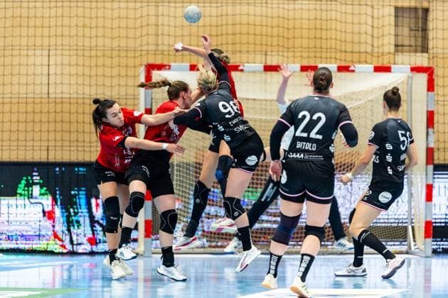 15 11 2025, GER, Handball, Women, Season 2025 2026, Alsco 1 Bl, 8 Matchday, Thueringer HC TuS Metzingen Charlotte Cholevova TuS Metzingen , Anika Niederwieser Thueringer HC,14 , Jana Scheib Thueringer HC,20 , Luca Farago Thueringer HC,19 99947 Bad Langensalza Salza Halle Sporthalle Mehrz Thüringen Germany