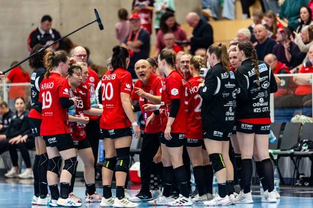 15 11 2025, GER, Handball, Women, Season 2025 2026, Alsco 1 Bl, 8 Matchday, Thueringer HC TuS Metzingen Herbert Mueller Thueringer HC,Coach together with his team Team during a timeout 99947 Bad Langensalza Salza Halle Sporthalle Mehrz Thüringen Germany