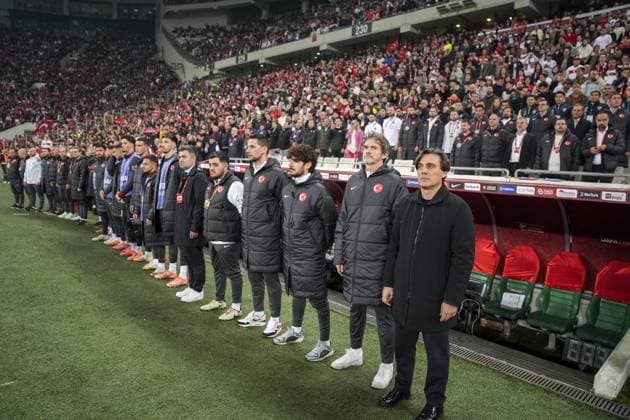Turkiye v Bulgaria - 2026 FIFA World Cup, WM, Weltmeisterschaft, Fussball UEFA Qualifiers BURSA, TURKIYE - NOVEMBER 15: Turkiye head coach Vincenzo Montella takes charge of his team during the 2026 FIFA World Cup UEFA Qualifiers Group E match between Turkiye and Bulgaria at Ataturk Sports Complex Matli Stadium in Bursa, Turkiye, on November 15, 2025. Arife Karakum Anadolu Bursa Turkey. Editorial use only. Please get in touch for any other usage.  Copyright: x2025xAnadoluxArifexKarakumx