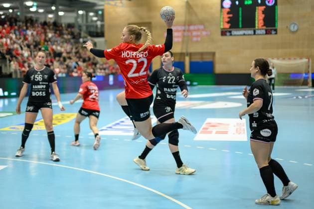 Rikke, Hoffbeck Outside, Thueringer HC, 22 , Gabriela, Bitolo Back Right, TuS Metzingen, 22 , Sabrina, Troester Right Outside, TuS Metzingen, 7 , Carolin, Huebner Back Left, TuS Metzingen, 56 GER, Thuringia, Thueringer HC vs TuS Metzingen, Alsco Handball Bundesliga Frauen, 1 Handball Bundesliga Women, Handball, Matchday 8, Season 2025 2026, Saturday, 15 11 2025 GER, Thuringia, Thueringer HC vs TuS Metzingen, Alsco Handball Bundesliga Women, 1 Handball Bundesliga Women, Handball, Matchday 8, Season 2025 2026, Saturday, 15 11 2025 Bad Langensalza Copyright: xEibner-Pressefoto MartinxHerbstx EP_MHT