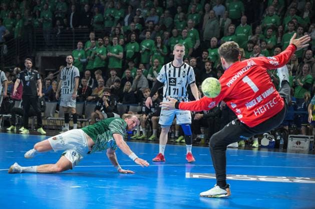 15 11 2025, xlakx, Handball Daikin HBL, Fuechse Berlin THW Kiel v l Max Darj Fuechse Berlin , Elias Ellefsen a Skipagoetu THW Kiel , Gonzalo Perez de Vargas THW Kiel wirft Tor, Torschuetze, erzielt Tor, Treffer, scores the goal Berlin Daniel Lakomski
