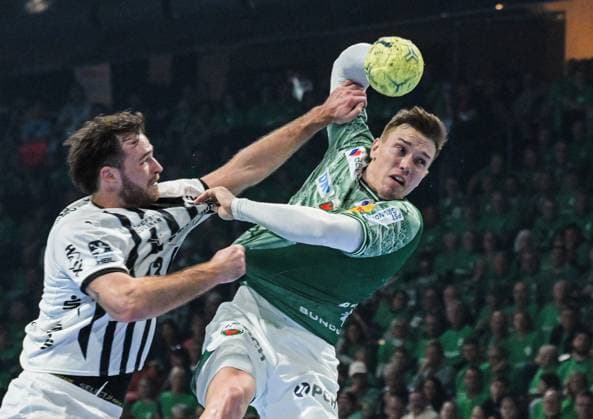 15 11 2025, xlakx, Handball Daikin HBL, Fuechse Berlin THW Kiel v l Veron Nacinovic THW Kiel , Lasse Andersson Fuechse Berlin duel, duel, fight, tackle Berlin Daniel Lakomski