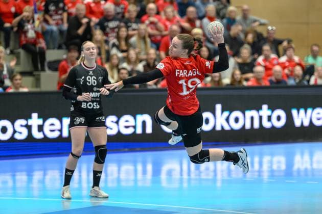 Charlotte, Cholevova Rueckraum Links, TuS Metzingen, 96 , Luca, Farago Kreislaeufer, Thueringer HC, 19 GER, Thueringen, Thueringer HC vs TuS Metzingen, Alsco Handball Bundesliga Frauen, 1 Handballbundesliga Frauen, Handball, 8 Spieltag, 2025 2026 season, Saturday, 15 11 2025 GER, Thuringia, Thueringer HC v TuS Metzingen, Alsco Handball Bundesliga Frauen, 1 Handballbundesliga Frauen, Handball, Matchday 8, 2025 2026 season, Saturday, 15 11 2025 Bad Langensalza Copyright: xEibner-Pressefoto MartinxHerbstx EP_MHT