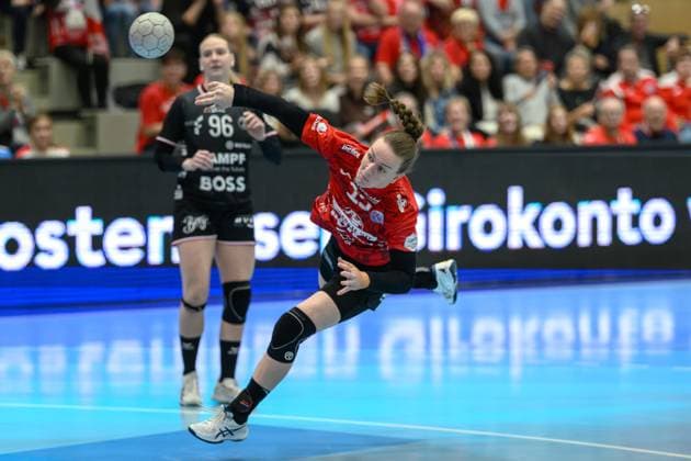 Charlotte, Cholevova Rueckraum Links, TuS Metzingen, 96 , Luca, Farago Kreislaeufer, Thueringer HC, 19 GER, Thueringen, Thueringer HC vs TuS Metzingen, Alsco Handball Bundesliga Frauen, 1 Handballbundesliga Frauen, Handball, 8 Spieltag, 2025 2026 season, Saturday, 15 11 2025 GER, Thuringia, Thueringer HC v TuS Metzingen, Alsco Handball Bundesliga Frauen, 1 Handballbundesliga Frauen, Handball, Matchday 8, 2025 2026 season, Saturday, 15 11 2025 Bad Langensalza Copyright: xEibner-Pressefoto MartinxHerbstx EP_MHT