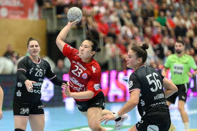 Natsuki, Aizawa back, Thueringer HC, 23 , Svenja, Huebner Kreislaeufer, TuS Metzingen, 26 , Carolin, Huebner Rueckraum Links, TuS Metzingen, 56 GER, Thueringen, Thueringer HC vs TuS Metzingen, Alsco Handball Bundesliga Frauen, 1 Handballbundesliga Frauen, Handball, Matchday 8, Season 2025 2026, Saturday, 15 11 2025 GER, Thuringia, Thueringer HC v TuS Metzingen, Alsco Handball Bundesliga Frauen, 1 Handballbundesliga Frauen, Handball, Matchday 8, Season 2025 2026, Saturday, 15 11 2025 Bad Langensalza Copyright: xEibner-Pressefoto MartinxHerbstx EP_MHT