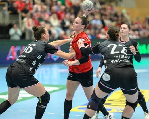 Carolin, Huebner Rueckraum Links, TuS Metzingen, 56 , Csenge, Kuczora Rueckraum, Thueringer HC, 59 , Gabriela, Bitolo Rueckraum Rechts, TuS Metzingen, 22 GER, Thueringen, Thueringer HC vs TuS Metzingen, Alsco Handball Bundesliga Frauen, 1 Handballbundesliga Frauen, Handball, Matchday 8, Season 2025 2026, Saturday, 15 11 2025 GER, Thuringia, Thueringer HC v TuS Metzingen, Alsco Handball Bundesliga Frauen, 1 Handballbundesliga Frauen, Handball, Matchday 8, Season 2025 2026, Saturday, 15 11 2025 Bad Langensalza Copyright: xEibner-Pressefoto MartinxHerbstx EP_MHT