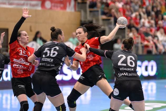 Carolin, Huebner Rueckraum Links, TuS Metzingen, 56 , Luca, Farago Kreislaeufer, Thueringer HC, 19 , Jana Leonie, Scheib Rueckraum, Thueringer HC, 20 , Svenja, Huebner Kreislaeufer, TuS Metzingen, 26 GER, Thueringen, Thueringer HC vs TuS Metzingen, Alsco Handball Bundesliga Frauen, 1 Handball Bundesliga Women, Handball, Matchday 8, Season 2025 2026, Saturday, 15 11 2025 GER, Thuringia, Thueringer HC vs TuS Metzingen, Alsco Handball Bundesliga Women, 1 Handball Bundesliga Women, Handball, Matchday 8, Season 2025 2026, Saturday, 15 11 2025 Bad Langensalza Copyright: xEibner-Pressefoto MartinxHerbstx EP_MHT