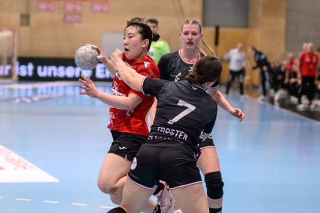 Natsuki, Aizawa Rueckraum, Thueringer HC, 23 , Sabrina, Troester Rechtsaussen, TuS Metzingen, 7 GER, Thueringen, Thueringer HC vs TuS Metzingen, Alsco Handball Bundesliga Frauen, 1 Handballbundesliga Frauen, Handball, Matchday 8, 2025 2026 season, Saturday, 15 11 2025 GER, Thuringia, Thueringer HC v TuS Metzingen, Alsco Handball Bundesliga Frauen, 1 Handballbundesliga Frauen, Handball, Matchday 8, 2025 2026 season, Saturday, 15 11 2025 Bad Langensalza Copyright: xEibner-Pressefoto MartinxHerbstx EP_MHT