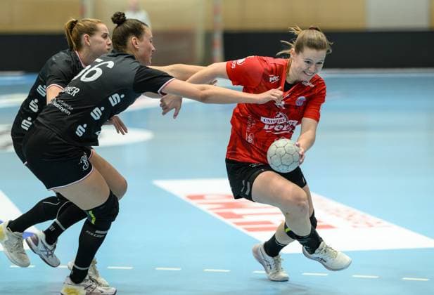Carolin, Huebner Rueckraum Links, TuS Metzingen, 56 , Julie, Holm Rueckraum, Thueringer HC, 8 GER, Thueringen, Thueringer HC vs TuS Metzingen, Alsco Handball Bundesliga Frauen, 1 Handballbundesliga Frauen, Handball, 8 Spieltag, Season 2025 2026, Saturday, 15 11 2025 GER, Thuringia, Thueringer HC v TuS Metzingen, Alsco Handball Bundesliga Frauen, 1 Handballbundesliga Frauen, Handball, Matchday 8, Season 2025 2026, Saturday, 15 11 2025 Bad Langensalza Copyright: xEibner-Pressefoto MartinxHerbstx EP_MHT
