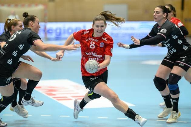 Carolin, Huebner Rueckraum Links, TuS Metzingen, 56 , Julie, Holm Rueckraum, Thueringer HC, 8 , Gabriela, Bitolo Rueckraum Rechts, TuS Metzingen, 22 GER, Thueringen, Thueringer HC vs TuS Metzingen, Alsco Handball Bundesliga Frauen, 1 Handballbundesliga Frauen, Handball, Matchday 8, Season 2025 2026, Saturday, 15 11 2025 GER, Thuringia, Thueringer HC v TuS Metzingen, Alsco Handball Bundesliga Frauen, 1 Handballbundesliga Frauen, Handball, Matchday 8, Season 2025 2026, Saturday, 15 11 2025 Bad Langensalza Copyright: xEibner-Pressefoto MartinxHerbstx EP_MHT
