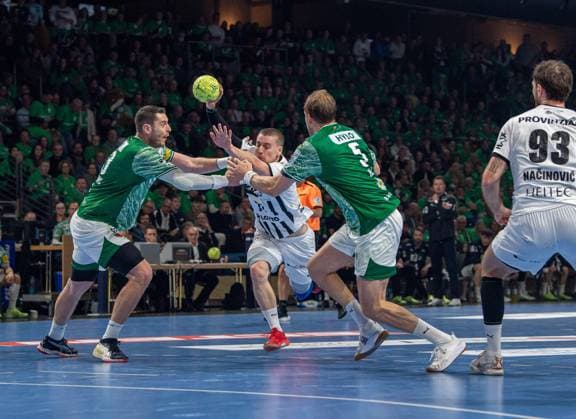 Handball, Men, Season 2025 2026, DAIKIN Handball Bundesliga 12 Matchday , Füchse Berlin THW Kiel, v l Mijajlo Marsenic Füchse Berlin , Elias Ellefsen a Skipagötu Kiel , Max Darj Füchse Berlin , Veron Nacinovic Kiel , 15 11 2025, Copyright: xSebastianxRäppold MatthiasxKochx