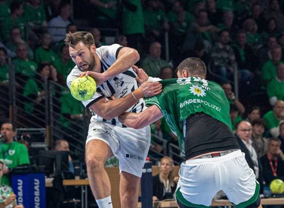Handball, Men, Season 2025 2026, DAIKIN Handball Bundesliga 12 Matchday , Füchse Berlin THW Kiel, v l Harald Reinkind Kiel , Mijajlo Marsenic Füchse Berlin , 15 11 2025, Copyright: xSebastianxRäppold MatthiasxKochx