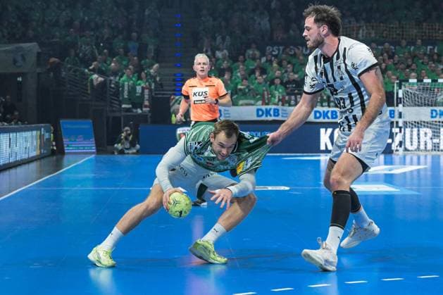 15 11 2025, xlakx, Handball Daikin HBL, Fuechse Berlin THW Kiel v l Mathias Gidsel Fuechse Berlin , Veron Nacinovic THW Kiel duel, duel, fight, tackle Berlin Daniel Lakomski