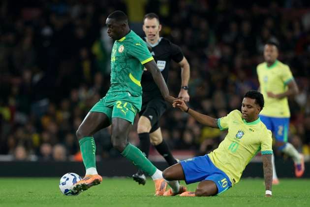 Brazil v Senegal - International Friendly, Länderspiel, Nationalmannschaft Rodrygo of Brazil and Antoine Mendy of Senegal challenge during the international friendly match between Brazil and Senegal at Emirates Stadium on November 15, 2025 in London, England. London Emirates Stadium England United Kingdom Copyright: xNealxSimpson Sportsphoto APLx 14141657