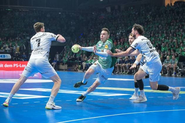 15 11 2025, xlakx, Handball Daikin HBL, Fuechse Berlin THW Kiel v l Magnus Landin Jacobsen THW Kiel , Lasse Andersson Fuechse Berlin , Veron Nacinovic THW Kiel duel, duel, fight, tackle Berlin Daniel Lakomski