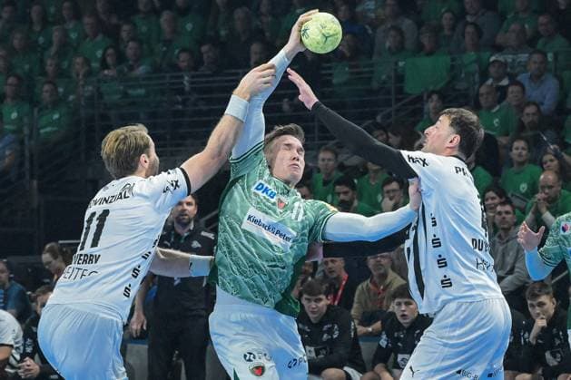 15 11 2025, xlakx, Handball Daikin HBL, Fuechse Berlin THW Kiel v l Petter Overby THW Kiel , Lasse Andersson Fuechse Berlin , Domagoj Duvnjak THW Kiel duel, duel, fight, tackle Berlin Daniel Lakomski