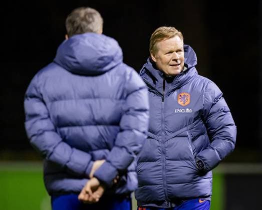 ZEIST - National coach Ronald Koeman (R) during a Dutch national team, Nationalteam training session for their final World Cup qualifying match. The Dutch team will play against Lithuania at the Johan Cruijff Arena. ANP SEM VAN DER WAL xVIxANPxSportx xxANPxIVx 542187917 originalFilename: 542187917.jpg