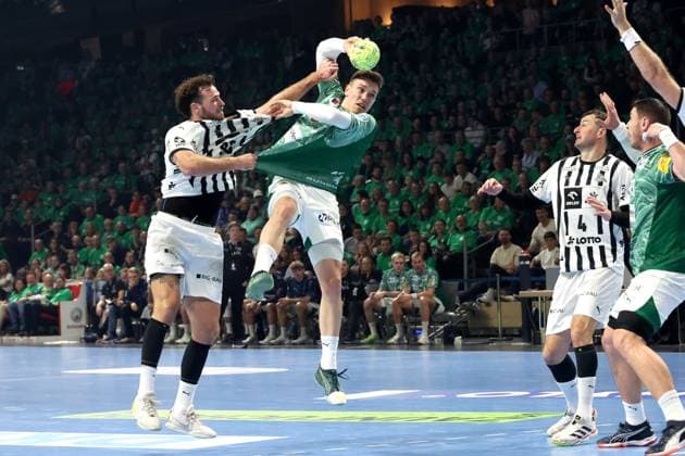 DEU, DHB, 1 HBL, Fuechse Berlin vs THW Kiel, 15 11 2025, Max Schmeling Halle, Berlin, DEU, DHB, 1 HBL, Fuechse Berlin vs THW Kiel, in the picture Lasse Andersson Fuechse Berlin 11 , VERON NACINOVIC THW Kiel 93 nordphotoxGmbHx xEngler nph00076