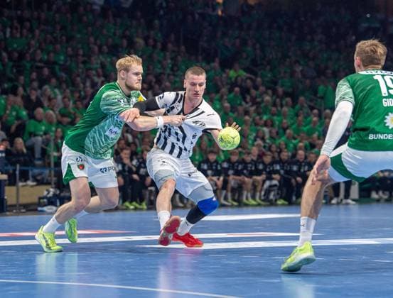 Handball, Men, Season 2025 2026, DAIKIN Handball Bundesliga 12 Matchday , Füchse Berlin THW Kiel, v l Matthes Langhoff Füchse Berlin , Elias Ellefsen a Skipagötu Kiel , Mathias Gidsel Füchse Berlin , 15 11 2025, Copyright: xSebastianxRäppold MatthiasxKochx