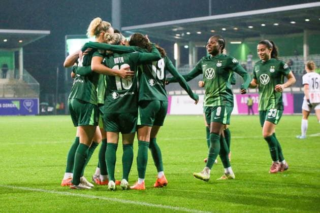 15 11 2025, xgrfx, Soccer DFB Pokal Women Round of 16 , VfL Wolfsburg SC Freiburg v l Goal, Svenja Huth VfL Wolfsburg DFL DFB REGULATIONS PROHIBIT ANY USE OF PHOTOGRAPHS as IMAGE SEQUENCES and or QUASI VIDEO AOK Stadion