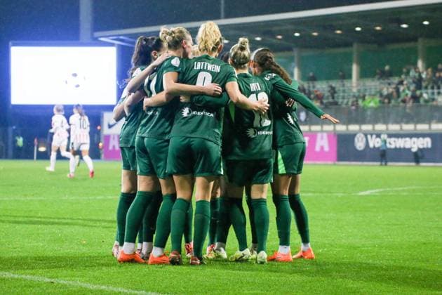 15 11 2025, xgrfx, Soccer DFB Pokal Women Round of 16 , VfL Wolfsburg SC Freiburg v l Goal, Svenja Huth VfL Wolfsburg DFL DFB REGULATIONS PROHIBIT ANY USE OF PHOTOGRAPHS as IMAGE SEQUENCES and or QUASI VIDEO AOK Stadion