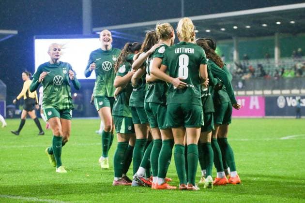 15 11 2025, xgrfx, Soccer DFB Pokal Women Round of 16 , VfL Wolfsburg SC Freiburg v l Goal, Svenja Huth VfL Wolfsburg DFL DFB REGULATIONS PROHIBIT ANY USE OF PHOTOGRAPHS as IMAGE SEQUENCES and or QUASI VIDEO AOK Stadion