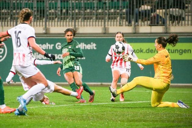 15 11 2025, xgrfx, Soccer DFB Pokal Women Round of 16 , VfL Wolfsburg SC Freiburg v l Goal, Cora Zicai VfL Wolfsburg DFL DFB REGULATIONS PROHIBIT ANY USE OF PHOTOGRAPHS as IMAGE SEQUENCES and or QUASI VIDEO AOK Stadion