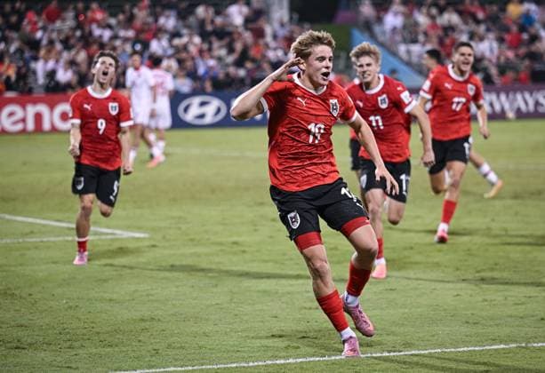 Football, Junior U 17 World Cup 2025 Doha Qatar Round of 16 15 11 2025 Match 74 Austria Tunisia JUBEL Austria Two-goal scorer Johannes Moser Center