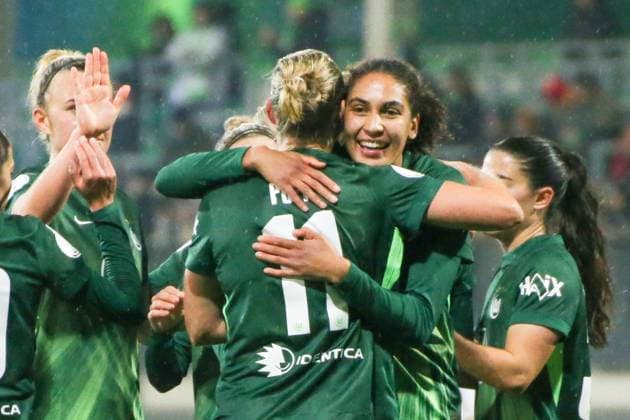 15 11 2025, xgrfx, Soccer DFB Pokal Women Round of 16 , VfL Wolfsburg SC Freiburg v l Goal, Cora Zicai VfL Wolfsburg DFL DFB REGULATIONS PROHIBIT ANY USE OF PHOTOGRAPHS as IMAGE SEQUENCES and or QUASI VIDEO AOK Stadion