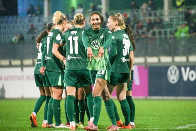 15 11 2025, xgrfx, Soccer DFB Pokal Women Round of 16 , VfL Wolfsburg SC Freiburg v l Goal, Cora Zicai VfL Wolfsburg DFL DFB REGULATIONS PROHIBIT ANY USE OF PHOTOGRAPHS as IMAGE SEQUENCES and or QUASI VIDEO AOK Stadion
