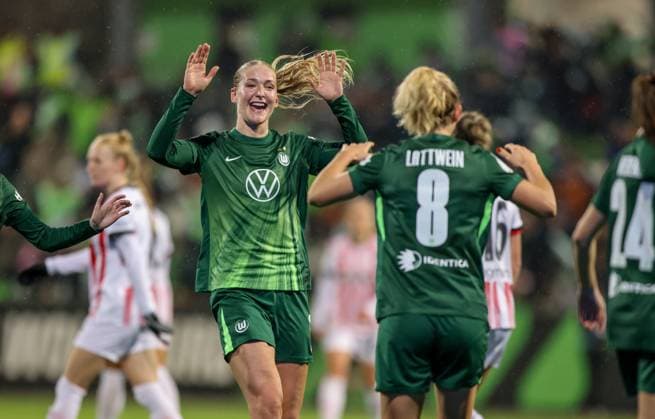DEU, Wolfsburg, VfL Wolfsburg vs SC Freiburg, DFB Pokal, DFB, Season 2526, AOK Stadion, Round of 16 in the picture Wolfsburg wins after goals with 3 1 against SC Freiburg, Cheers and joy after the game, Camilla Küver VfL Wolfsburg 16 DFB DFL REGULATIONS PROHIBIT ANY USE OF PHOTOGRAPHS AS IMAGE SEQUENCES AND OR QUASI VIDEO, 15 11 2025 Copyright: HMBxMedia HendrikxHamelau